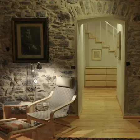 Entire In Laconia Longastra